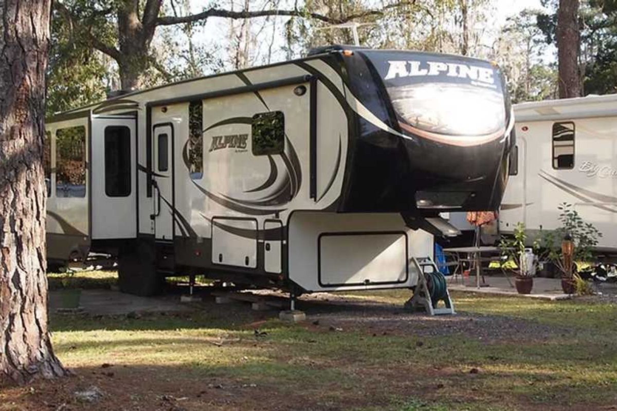 two RVs parked at Jacksonville campground near tree