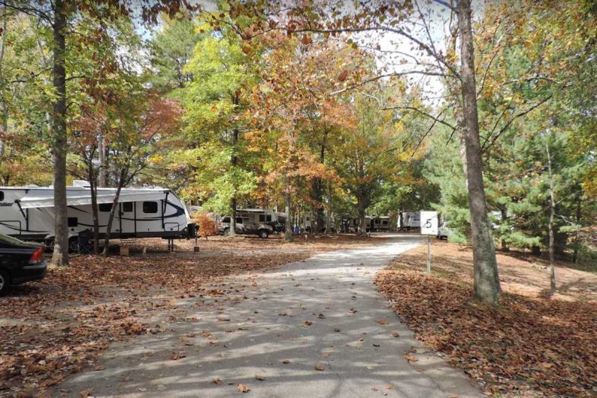 path leading into Oak Hollow Campground